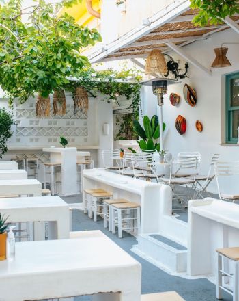 Τα μαγαζιά της Αθήνας που θυμίζουν νησί