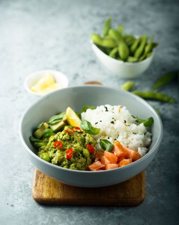 Poke bowl με σολομό Poke bowl με σολομό
