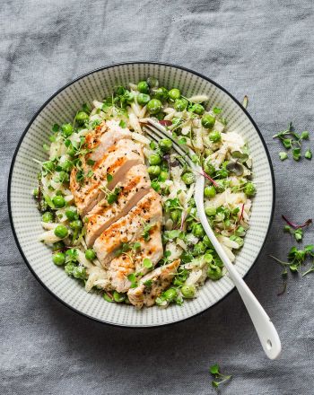 Κριθαρότο με αρακά και κοτόπουλο