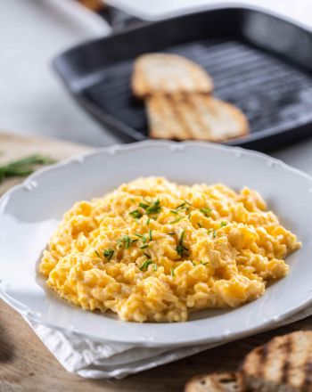 Αυγά σκραμπλ (scrambled eggs)