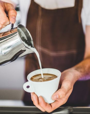 Γάλα barista: Κάνει τελικά τόση διαφορά στον καφέ;