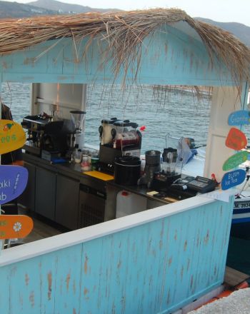 Bloom Brothers Canteen: Η καντίνα της Αμοργού που επιπλέει