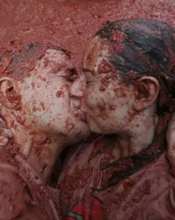 Tο διάσημο φεστιβάλ της La Tomatina (Τοματίνα), στην ισπανική πόλη Μπουνιόλ