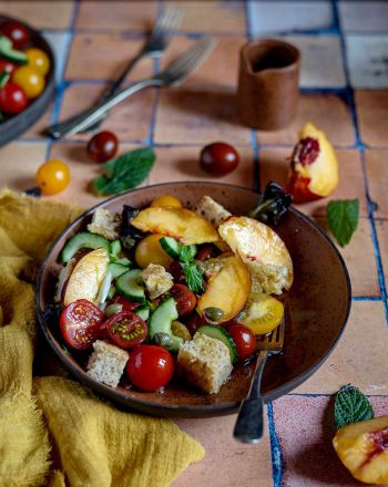 Panzanella με ροδάκινα
