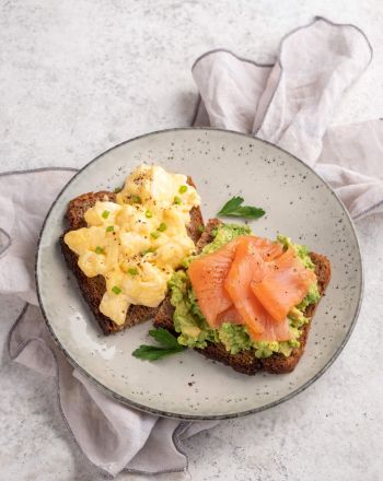 Scrambled eggs με σολομό και αβοκάντο