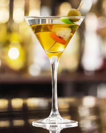 Dirt Road: Η γευστική παραλλαγή του dirty martini που αγαπούσε η θρυλική Dolly Parton