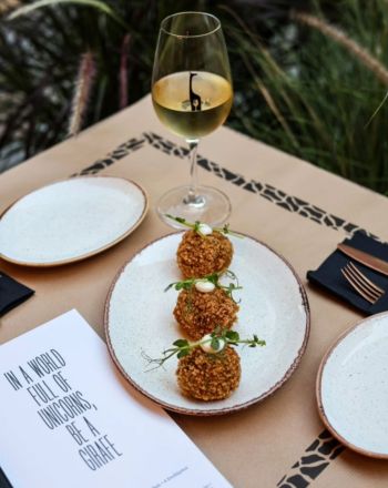 Ζιράφ: Το νέο wine bar των Εξαρχείων 