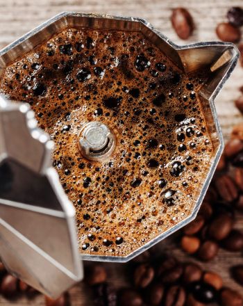 Moka Pot: Η καφετιέρα που έχει γίνει viral στα social media 