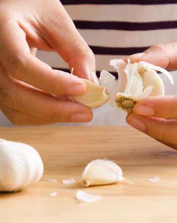 Πώς να καθαρίσεις το σκόρδο εύκολα και γρήγορα