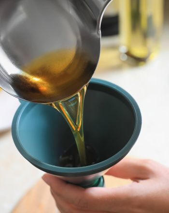 Γιατί πρέπει να ανακυκλώνεις το χρησιμοποιημένο λάδι και πώς θα το κάνεις σωστά