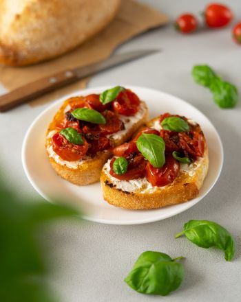 bruchetta με ρικότα και ντοματίνια