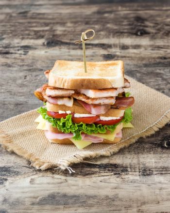 Club sandwich με κοτόπουλο Club sandwich με κοτόπουλο