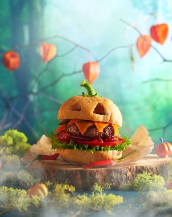 Burger με μπιφτέκι και διακόσμηση Halloween 
