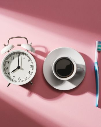 Πρέπει να βουρτσίζεις τα δόντια πριν ή μετά το πρωινό;