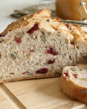 Ψωμί με cranberries, κολοκυθόσπορους και ηλιόσπορους