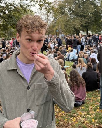 Pudding mit Gabel: Το TikTok trend των Γερμανών που τρώνε πουτίγκα με πιρούνι στα πάρκα 