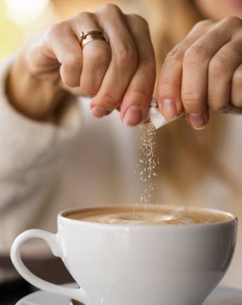 Η ζάχαρη στον καφέ αυξάνει τη χρόνια φλεγμονή, λέει ένας γαστρεντερολόγος του Harvard 