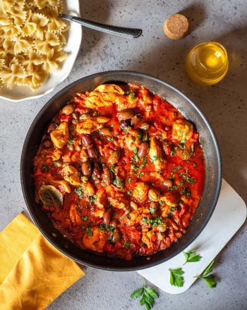 Κοτόπουλο με ελιές και κάπαρη