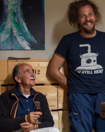 Η απόσταξη για τους Μακρυωνίτες είναι οικογενειακή υπόθεση 