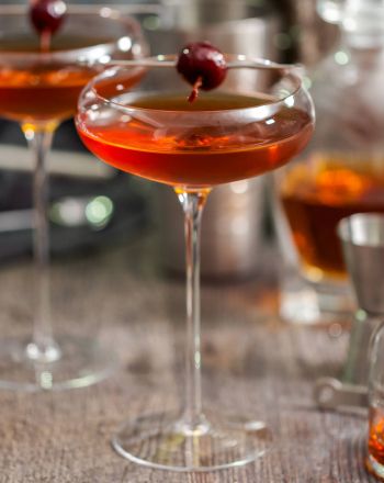  Manhattan: Το κοκτέιλ που λατρεύουν όσοι αγαπούν το ουίσκι 