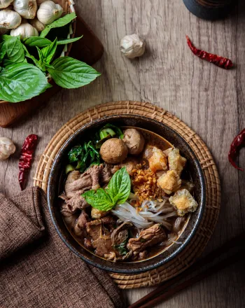 Nam Tok noodle soup με μοσχάρι και μανιτάρια