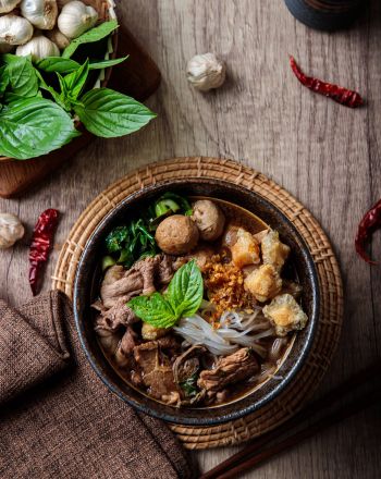 Nam Tok noodle soup με μοσχάρι και μανιτάρια