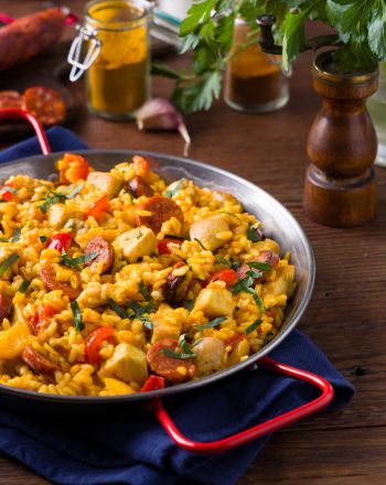 Ισπανική paella με κοτόπουλο και λουκάνικο