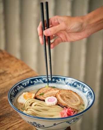 Ράμεν (ramen) με χοιρινό, noodles και αυγό 
