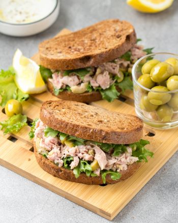 Σάντουιτς με τόνο, πράσινες ελιές και μαρούλι 