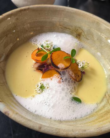 Vegan σούπα με κολοκύθα, αβοκάντο και γάλα καρύδας