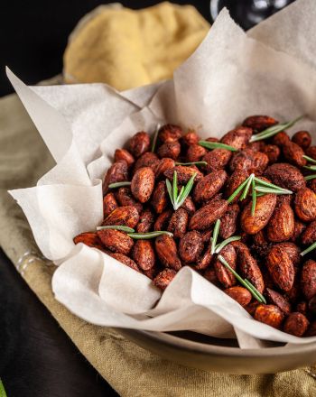 Γλυκοαλμυρά αμύγδαλα με μέλι, μπαχαρικά και μυρωδικά 