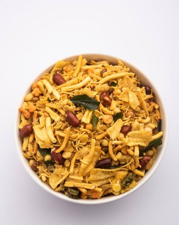 Bombay mix: Πικάντικο σνακ με τηγανητά όσπρια και ξηρούς καρπούς