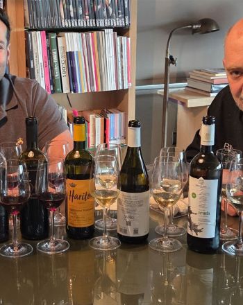 Ο Γιώργος Αντωνέλλος και ο Στέλιος Παρλιάρος αναδεικνύουν τα κρασιά της Κεφαλονιάς