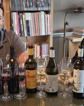 Ο Γιώργος Αντωνέλλος και ο Στέλιος Παρλιάρος αναδεικνύουν τα κρασιά της Κεφαλονιάς