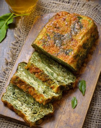Αλμυρό κέικ με γεύση σπανακόπιτα