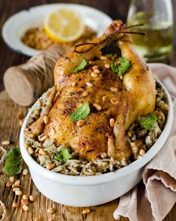 Κοτόπουλου με γέμιση από ρύζι και κουκουνάρια 