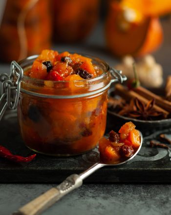 Πικάντικη μαρμελάδα κολοκύθας με μήλο και σταφίδες