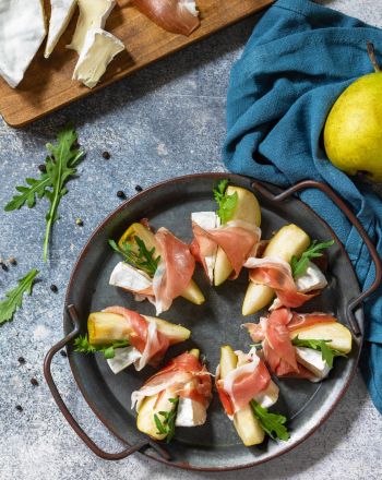 Μεζεδάκι με αχλάδια, μπρι και προσούτο