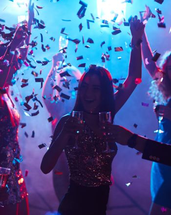 Πρωτοχρονιά 2026: Πού μπορείς να παρτάρεις μέχρι το πρωί τον ερχομό της νέας χρονιάς