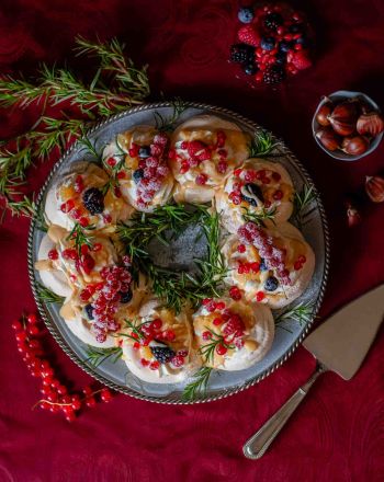 Πάβλοβα στεφάνι με φρούτα του δάσους, μαρόν γλασέ και σάλτσα κάστανου 