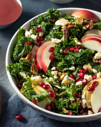 Σαλάτα με kale, ρόδι, κόκκινο μήλο, καρύδια και κατσικίσιο τυρί