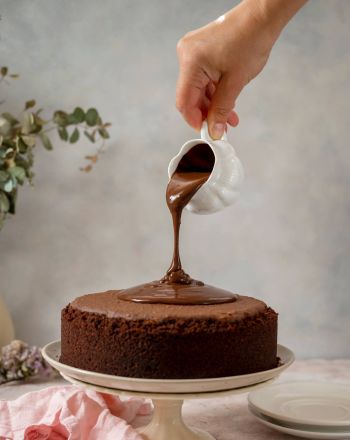 Σοκολατένια βασιλόπιτα κέικ με πορτοκάλι και επικάλυψη σοκολάτας