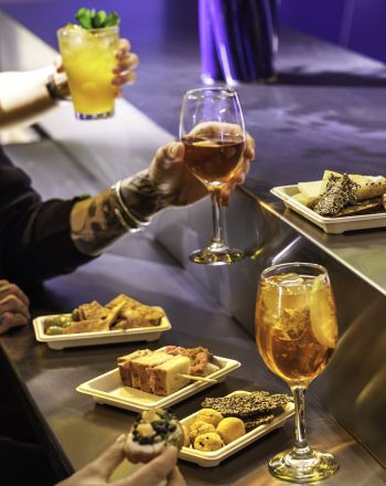 Bar 107: Το μπαρ της Στέγης Ιδρύματος Ωνάση με κρασί, κοκτέιλ και finger food 