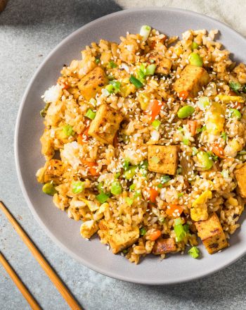 Τηγανητό ρύζι με tofu, αυγό, σάλτσα σόγιας και λαχανικά 