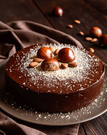 Τούρτα με σοκολατένιο παντεσπάνι, κρέμα κάστανο και επικάλυψη σοκολάτας