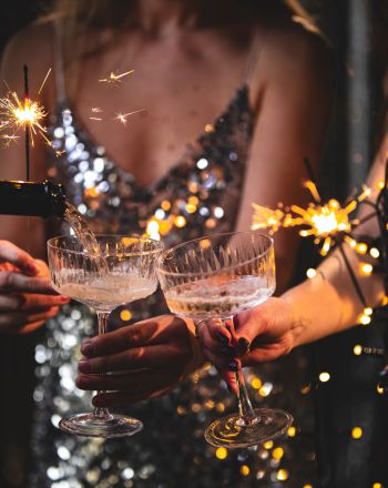 Ξέχασες να παγώσεις τη σαμπάνια; Αυτά τα εύκολα κόλπα θα σε σώσουν την τελευταία στιγμή
