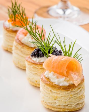 Σπιτικά βολοβάν με καπνιστό σολομό και κρέμα τυριού