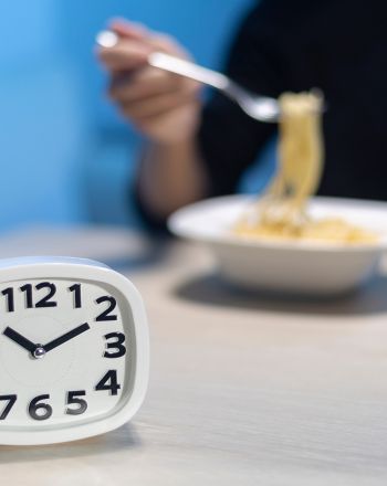 Μήπως πρέπει να τρώμε βραδινό νωρίτερα τον χειμώνα; 