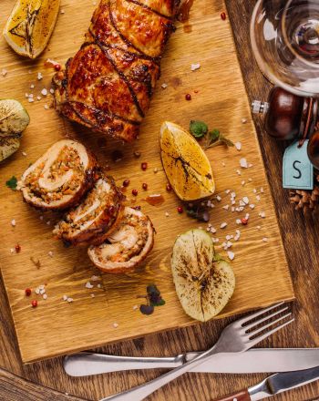 Ρολό από χοιρινό γεμιστό με μπλε τυρί, καρύδια, μήλο και σταφίδες για τις γιορτές 