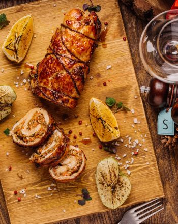 Τι να μαγειρέψω σήμερα Παραμονή Πρωτοχρονιάς; Χοιρινό ρολό γεμιστό